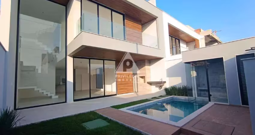 Casa triplex, condomínio villa blanca- recreio dos bandeirantes 4 suítes, piscina, sauna, área gourmet com churrasqueira.