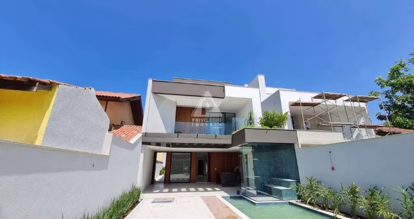Casa de condomínio com 4 suítes