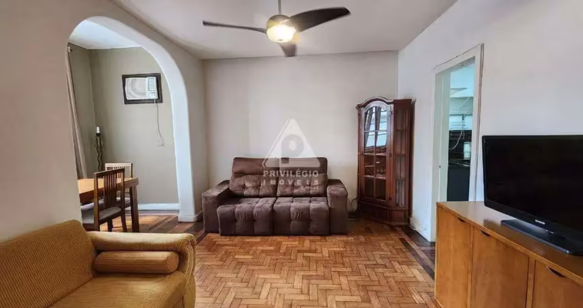 Apartamento à venda no catete. 1 quarto com dependência.