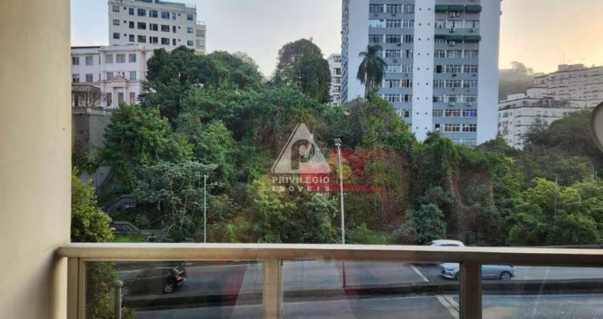 Apartamento de 2 quartos silencioso em Laranjeiras disponível para venda na Privilégio Imóveis