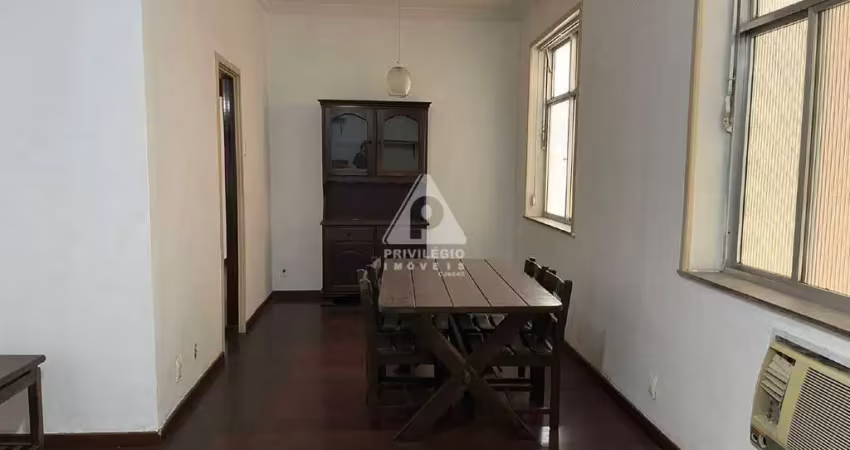 Em copacabana! excelente apartamento original 3 quartos, um deles revertido para aumentar a sala.