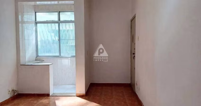 Apartamento com dois quartos na Glória