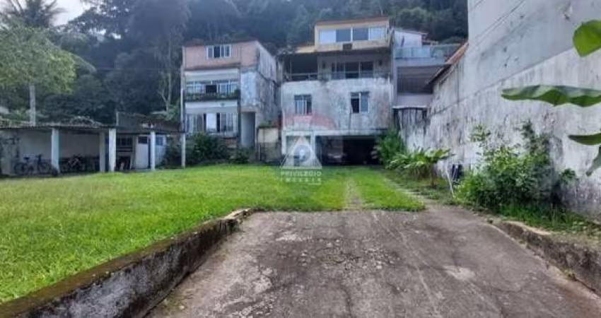 4 Casas num terreno de 800m.