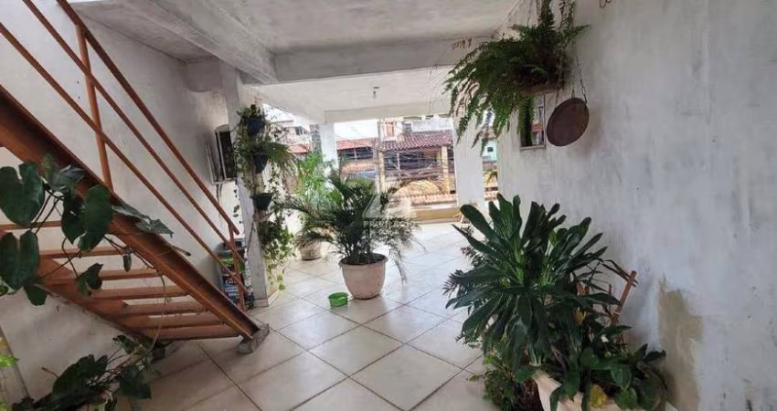 Vende Casa com 3 andares de construção Total ± 300m² construídos.