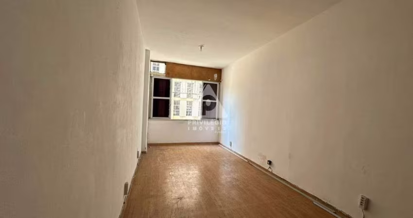 Sala comercial á venda no centro.