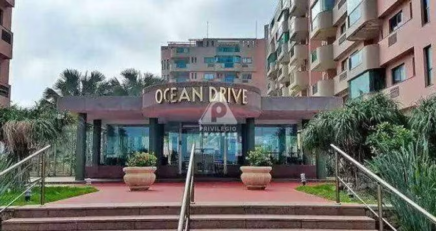 Apartamento na Barra da Tijuca com 100m² todo reformado, 2 quartos, varanda fechada, 2 banheiros com hidro, com vaga, infra total no condominio.