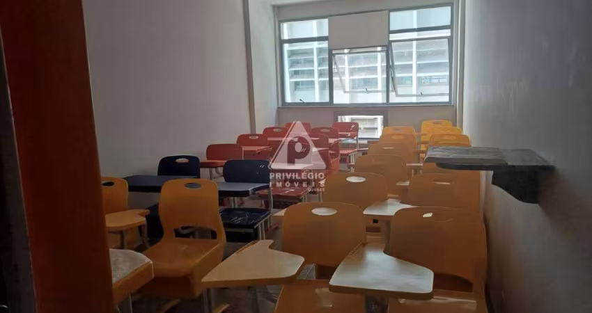 Sala comercial para venda na Rua Teófilo Otoni, coração do Centro do Rio de Janeiro! Visite!