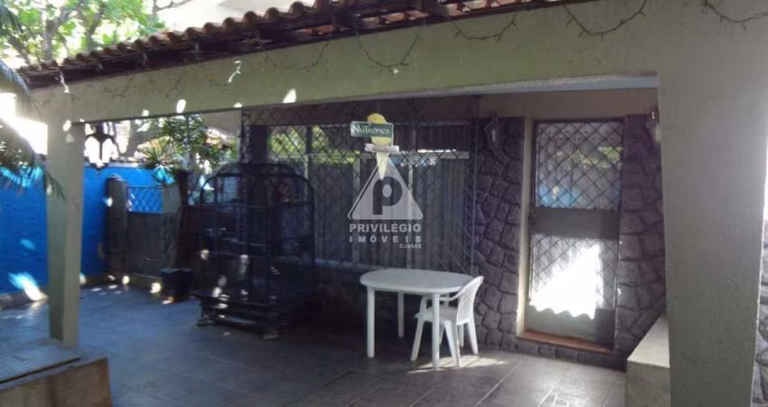 Casa de rua à venda, 5 quartos, 2 vagas, São Francisco - Niterói/RJ