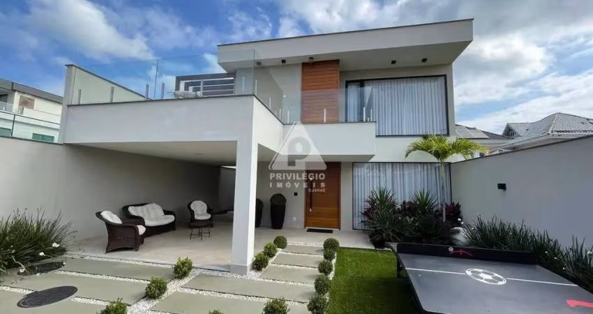 Casa em condomínio de alto luxo de 360m² no recreio.