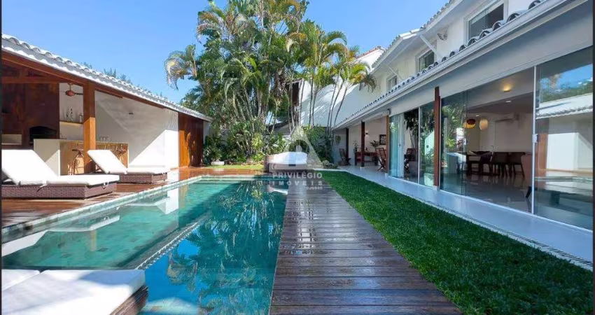 Espetacular Casa - 06 quartos - 03 suítes - 430m² - Porteira Fechada - Santa Mônica Sul - Barra da Tijuca