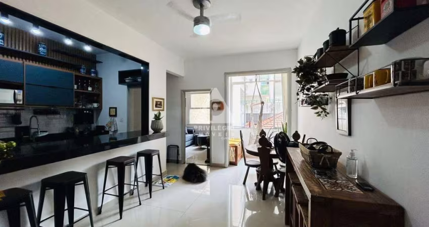 Apartamento de 3 quartos em Laranjeiras todo reformado com vaga disponível para venda na Privilégio Imóveis