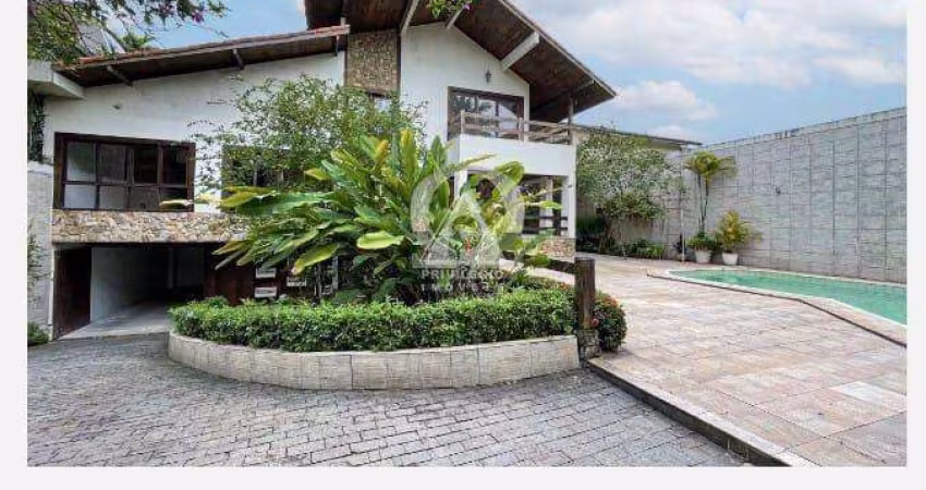 Casa de Luxo com 7 quartos, sendo 5 suítes, piscina, sauna, área gourmet em Condomínio Fechado na Barra da Tijuca