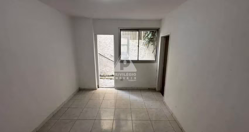 Apartamento 1 quarto e sala com área externa em santa teresa
