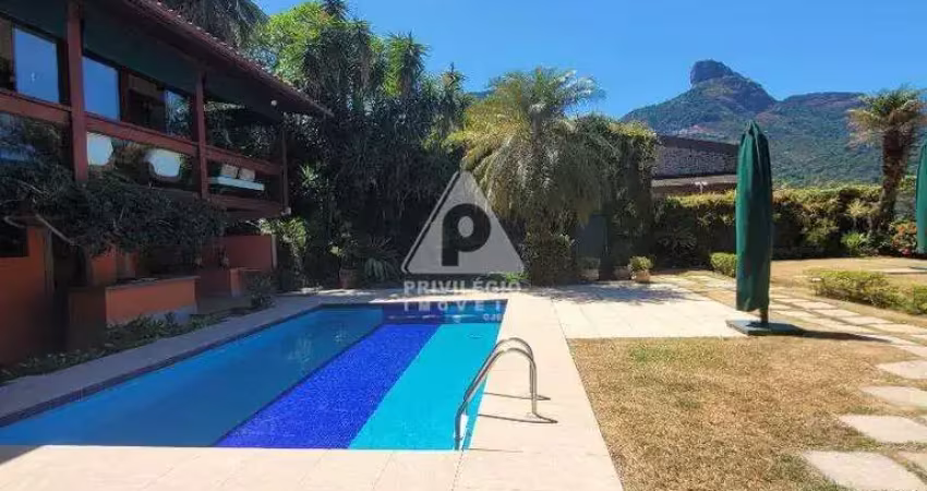 Casa com 4 quartos,3 suítes, 7 banheiros, e 9 vagas, com vista mar e pedra da gávea, no itanhangá