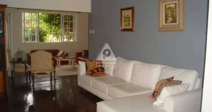 Casa com varanda, 6 quartos e 3 vagas de garagem, em santa teresa