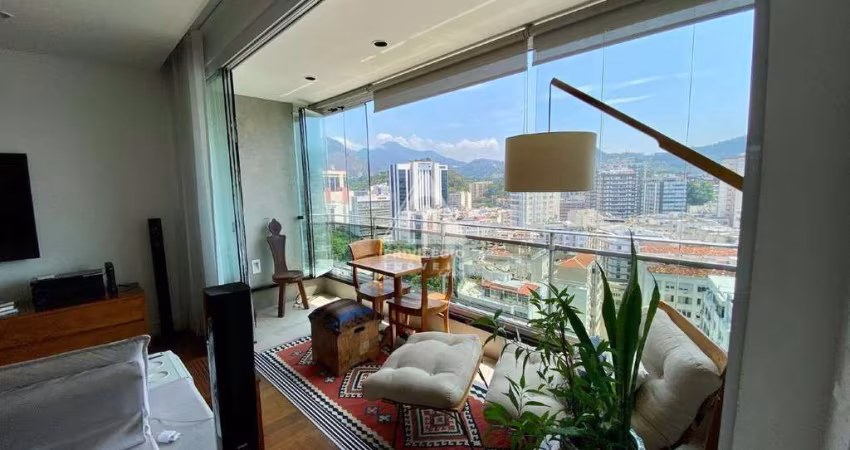 Apartamento de 3 quartos com varanda, infraestrutura e vaga, localizado em rua nobre no Flamengo.