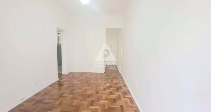 Excelente apartamento de 2 quartos, com dependência completa no Flamengo/RJ em rua arborizada e com guarita.