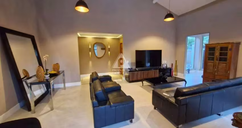 Casa linear reformada com 4 quartos, 2 suítes - condomínio lagoa mar norte - barra da tijuca