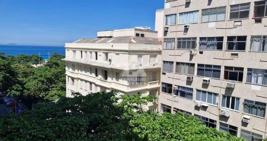 Apartamento reformado com vista lateral mar.