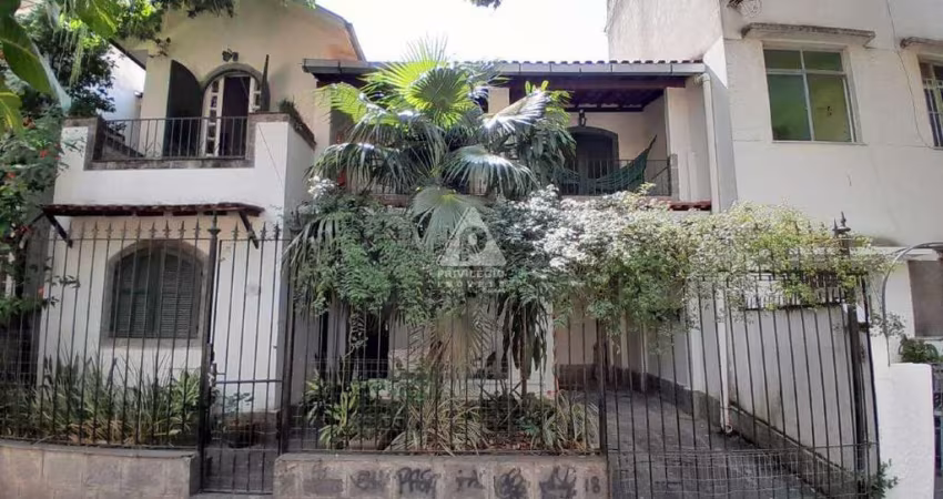 Casa Duplex [Tipo Urca] com 165m² - Com 4 Quartos (Todos Com Varanda); 2 Suite; Vaga.