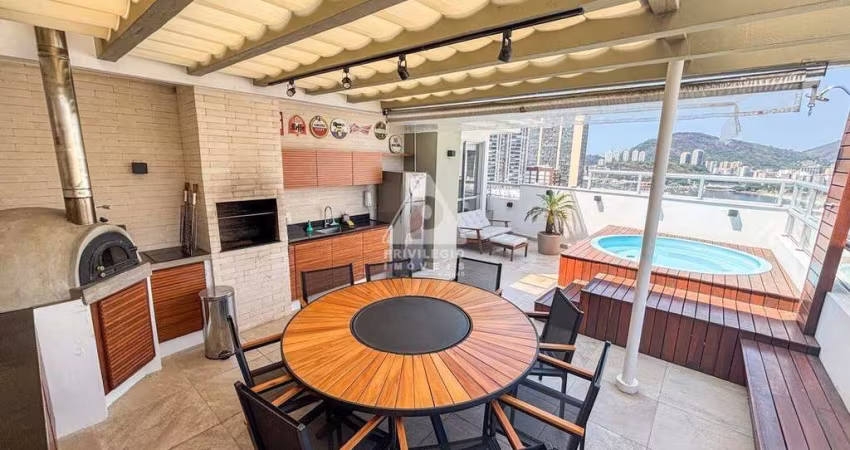 Cobertura Duplex de 3 quartos sendo uma suíte em rua transversal e nobre do bairro do Flamengo.