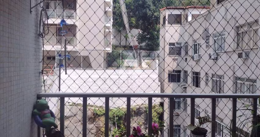 Excelente apartamento de sala e quarto reformado com varanda, dependência e vaga na escritura no Flamengo rua Paissandu.