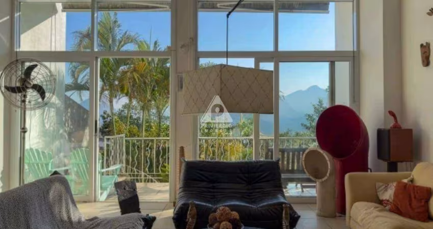 Luxuosa casa em condomínio no Humaitá, com 4 dormitórios, sendo 2 suites e 302 m²