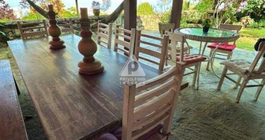 Casa à Venda em São Conrado - 4 Dormitórios e 320m²