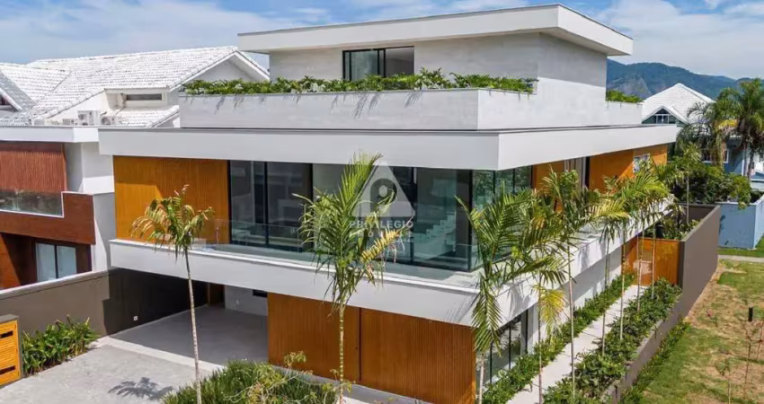 Casa triplex com 5 suítes, no condomínio del lago na barra da tijuca