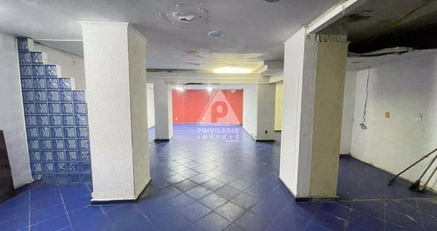 Ótimo ponto comercial com 90m2 na Rua Paula Freitas (quadra da praia).