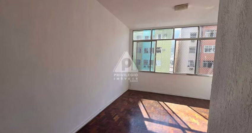 Apartamento no Humaitá, 64m2 no IPTU. 2 quartos com armários, DCE, área de serviço, vaga escriturada e portaria 24h.