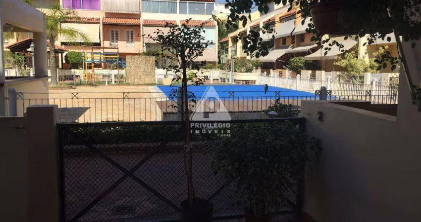 Casa em condomínio fechado com 141m², 3 quartos e 2 vagas de garagem no Recreio dos Bandeirantes