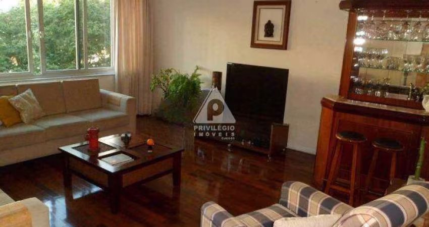 Salão 3 ambientes, piso tacos sintecado, 4 quartos, com armários, sendo 1 suíte, lavabo, banheiro social com blindex, copa-cozinha planejada, com armá