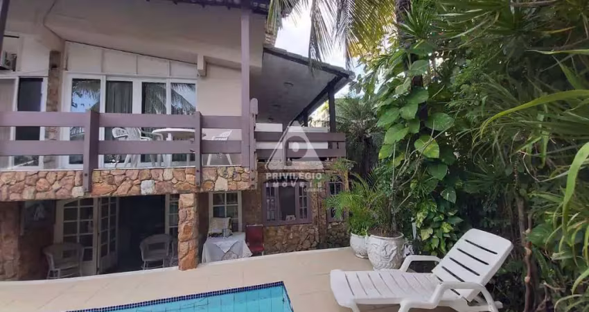 Triplex 337m² com 7 quartos e 3 vagas de garagem com piscina e jardim!!! vivendas da barra!!