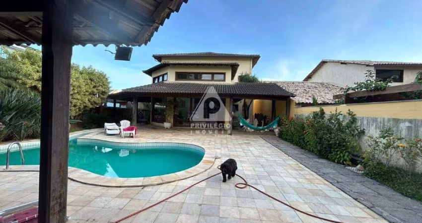 Casa Duplex em Condomínio de Luxo, 4 quartos, 4 suítes, 4 vagas, Barra da Tijuca, Rio de Janeiro.
