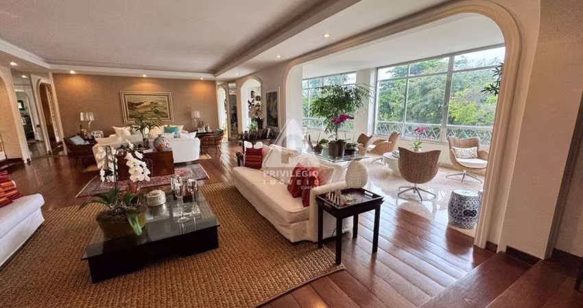 Luxuoso apartamento de 430m² com jardim de inverno e vista livre