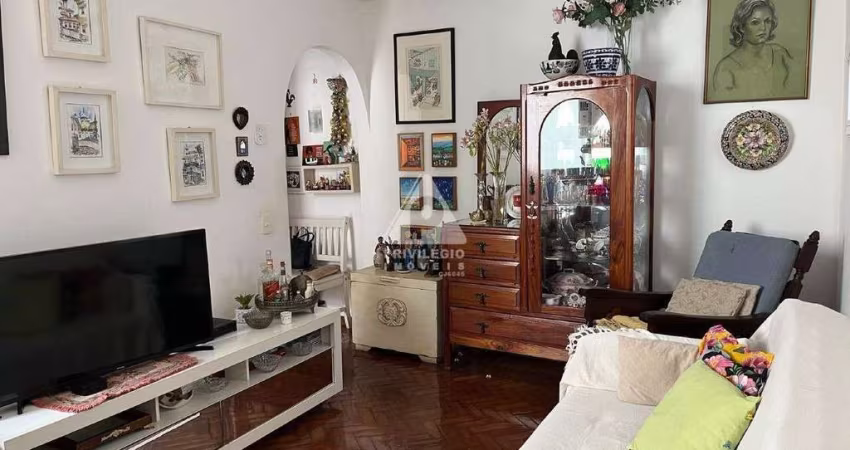 Em Copacabana! Excelente apartamento de dois quartos em rua super cobiçada! É oportunidade!