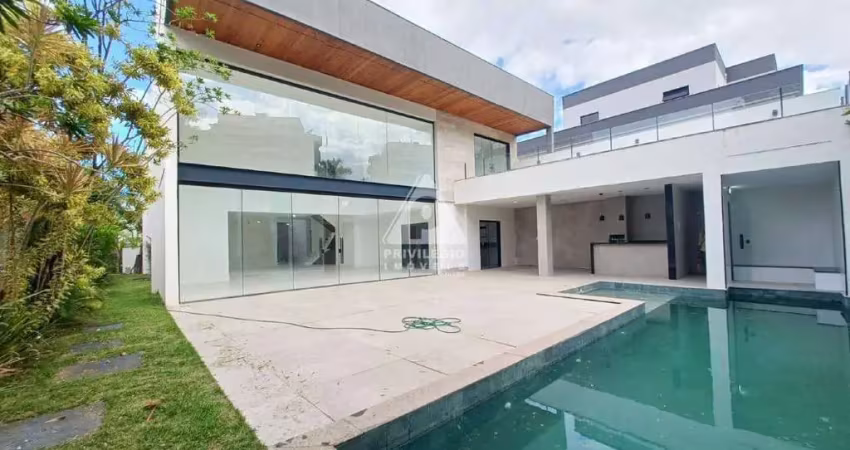 Casa triplex á venda com 5 suítes, 03 vagas na barra da tijuca rio de janeiro.