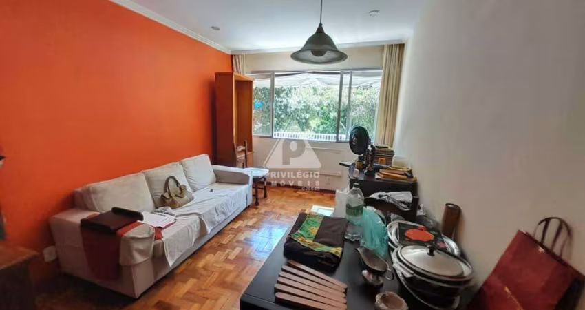 Apartamento de 2 quartos com vista verde e andar alto em Laranjeiras, RJ