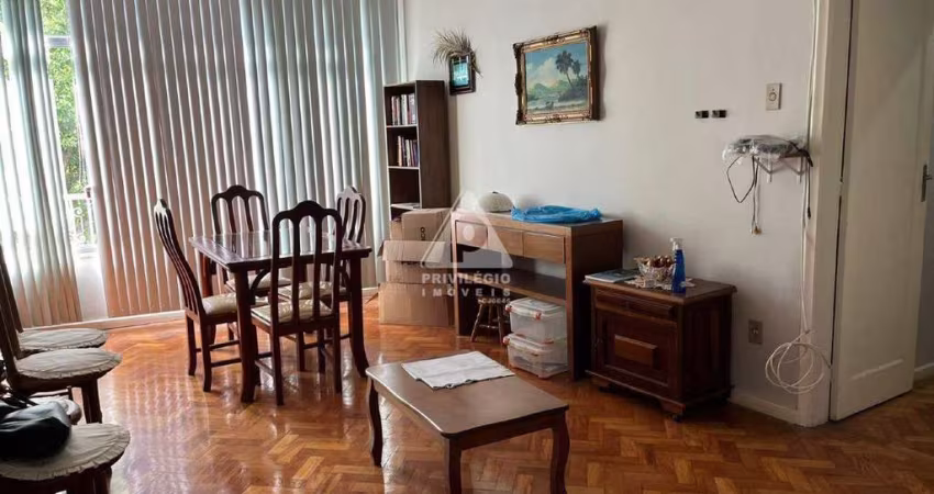 Em Botafogo! Excelente apartamento de 2 quartos com sala ampla e dependências completas.
