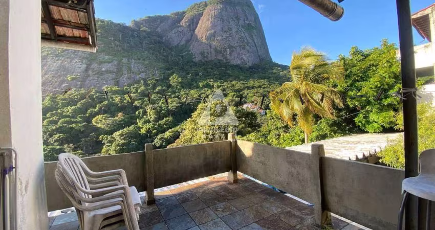 Oportunidade Única no Joá – Casa triplex com restaurante integrado! - 5 quartos (4 suítes), 2 salas, 2 varandas e 2 garagens