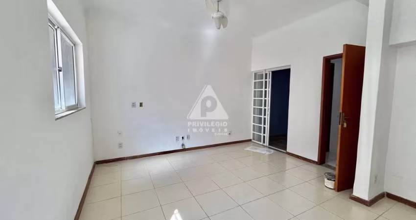4 quartos, vaga na frente da casa, reformado, entrar e morar, proximo do metro