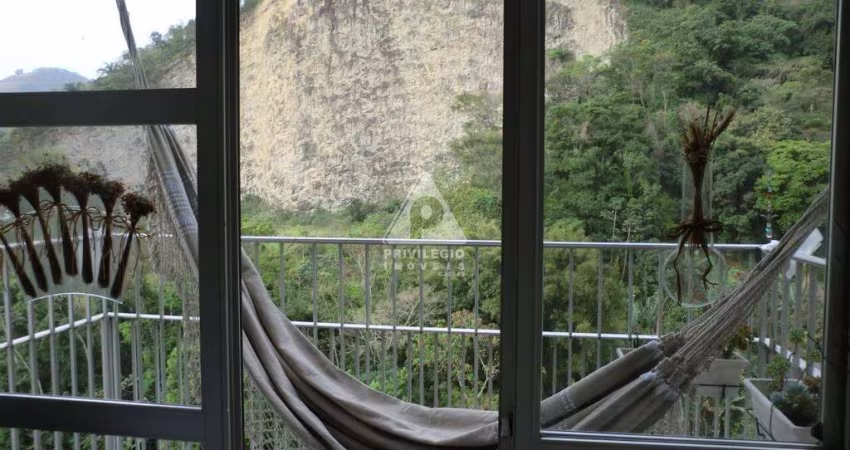 Apartamento de 58m² em condomínio com infraestrutura total com vaga e dois quartos, sala ampla em dois ambientes, varanda com vista livre.