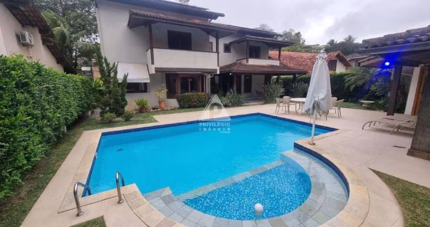 Casa duplex com 3 suítes e vaga para 3 carros em condomínio de alto padrão em Niterói.