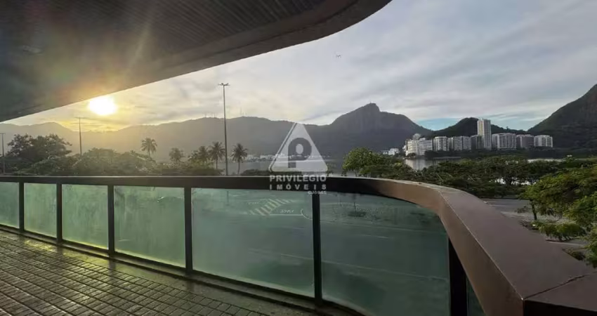 Apartamento em prédio imponente, 4 quartos, 3 vagas de garagem