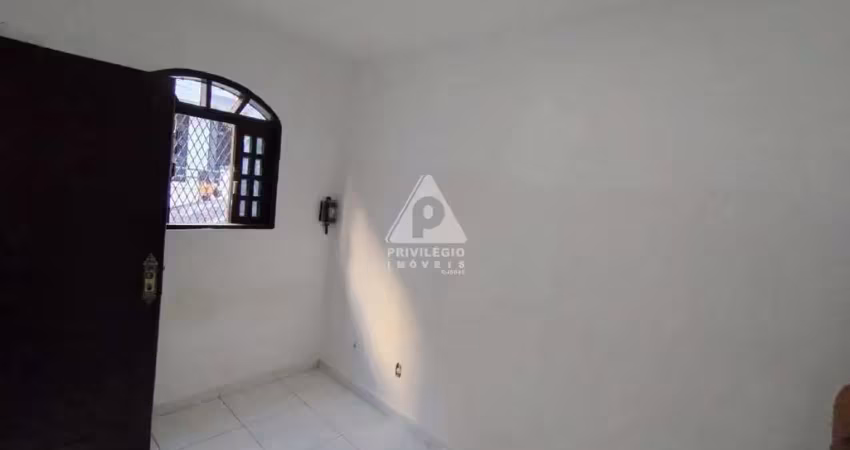 2 Casas,1 kitnet, 1 vaga de garagem e terraço à venda no Catete