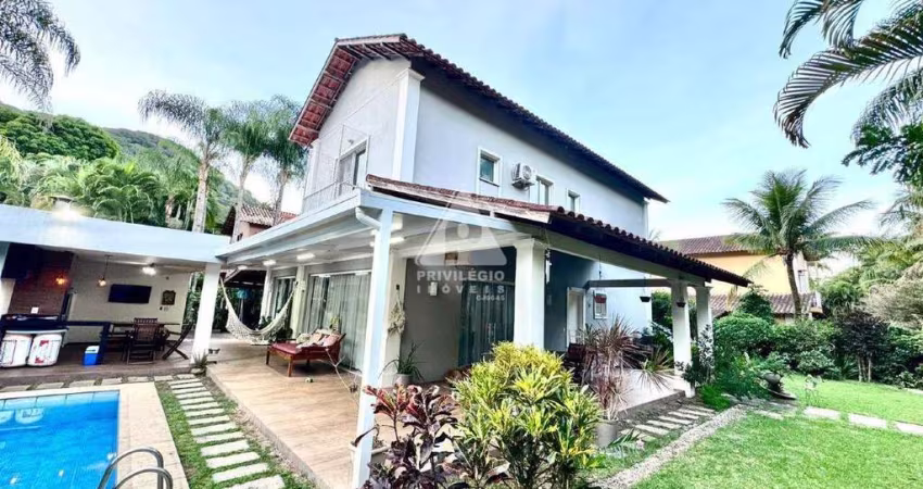 VARGEM GRANDE – CASA EM CONDOMÍNIO | 4 SUÍTES | PISCINA | ÁREA GOURMET |