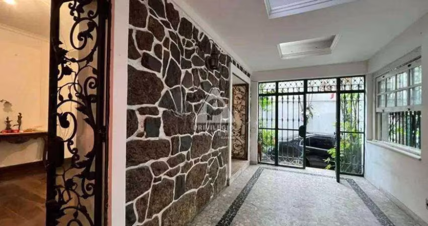EXCELENTE CASA COM 4 QUARTOS AOS PÉS DO PÃO DE AÇUCAR