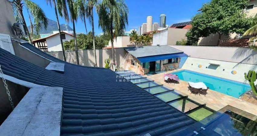 Casa duplex, com 5 quartos, 3 salas, adega, piscina, sauna no Condomínio Jardim Lagoa Mar Norte – Barra da Tijuca