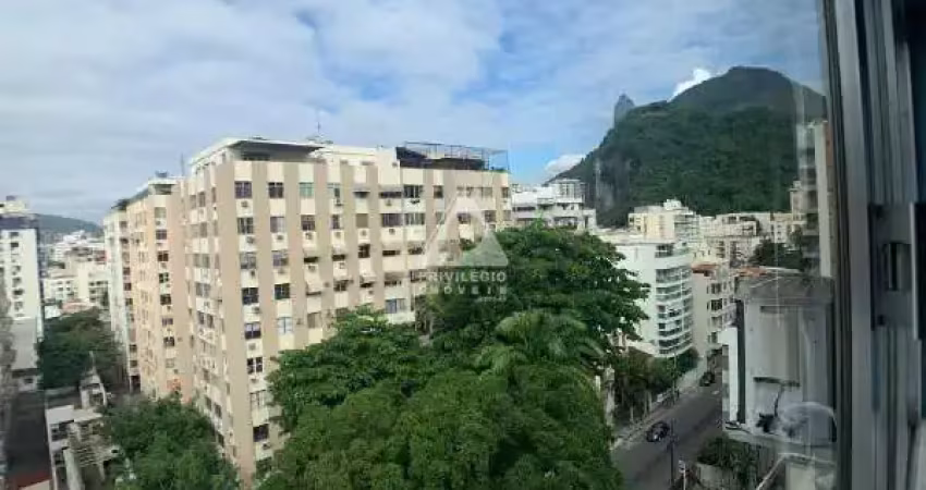 Apartamento triplex em botafogo composto de 3 quartos sendo um suíte, de vista livre, vaga na escritura e portaria 24h.